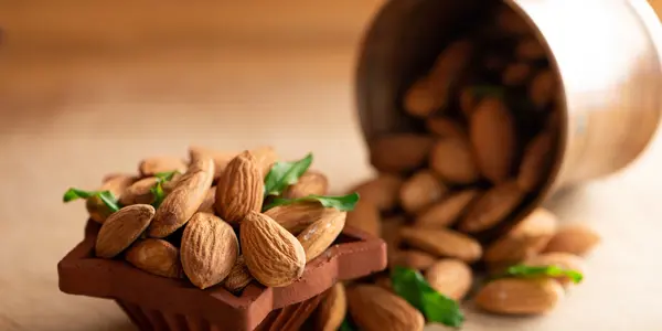 خوراکیهایی که باعث خواب راحت میشوند + لیست مواد غذایی مفید و مضر برای خواب 2 بادام خام؛ منبع طبیعی منیزیم برای خواب بهتر