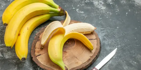 خوراکیهایی که باعث خواب راحت میشوند + لیست مواد غذایی مفید و مضر برای خواب 3 موز تازه؛ منبع طبیعی تریپتوفان و پتاسیم برای خواب آرام